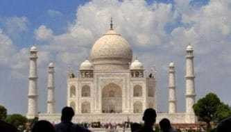 Taj Mahal তাজমহলের ৫০০ মিটারের মধ্যে ব্যবসায়িক কাজ বন্ধের নির্দেশ।